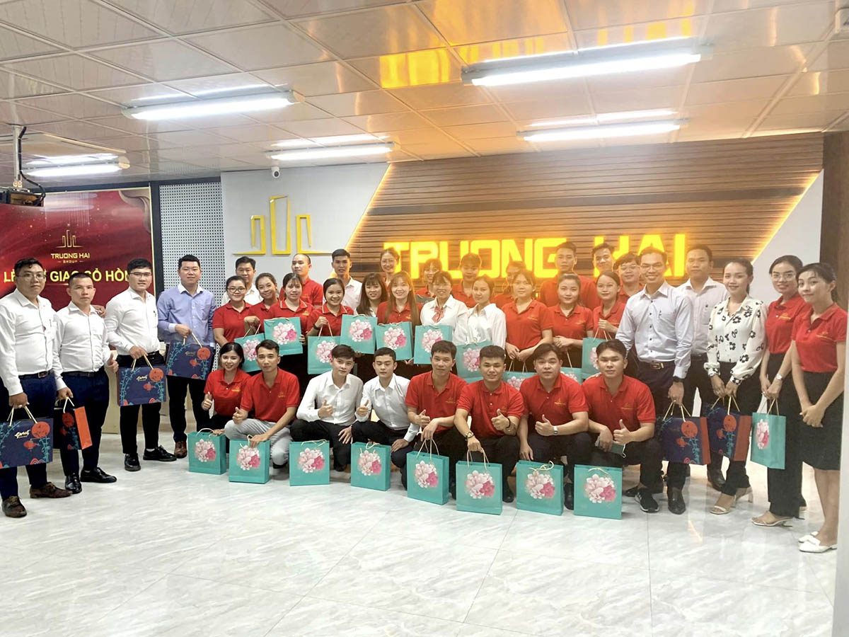 Trường Hải Group tổ chức tặng quà vui Tết Trung thu cho CBNV công ty.